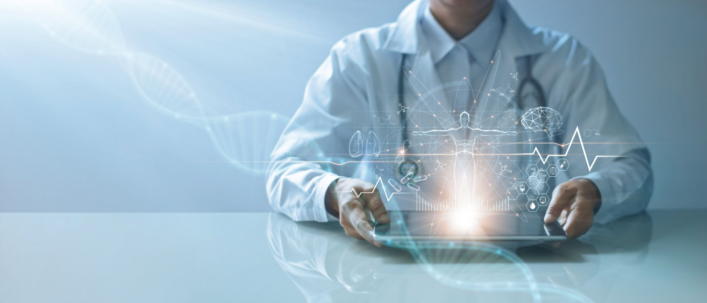 medico seduto che tiene ipad tra le mani