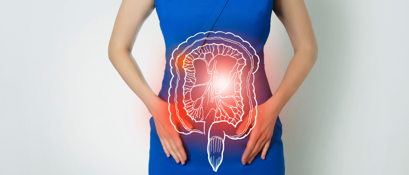 Modello di foto di donna irriconoscibile che rappresenta una visualizzazione grafica dell'organo dell'intestino evidenziato in rosso.
