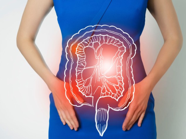 Modello di foto di donna irriconoscibile che rappresenta una visualizzazione grafica dell'organo dell'intestino evidenziato in rosso.