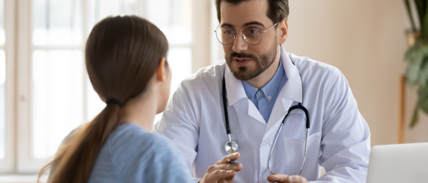 Medico parla ad una donna