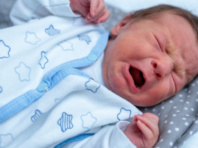 Neonato piange sul letto