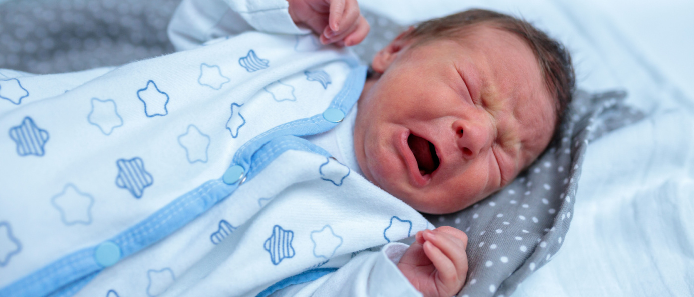 Neonato piange sul letto