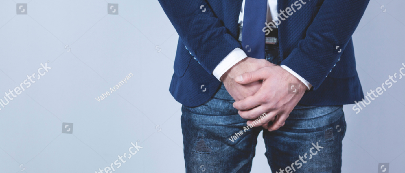 uomo mano no sex segno su sfondo grigio
