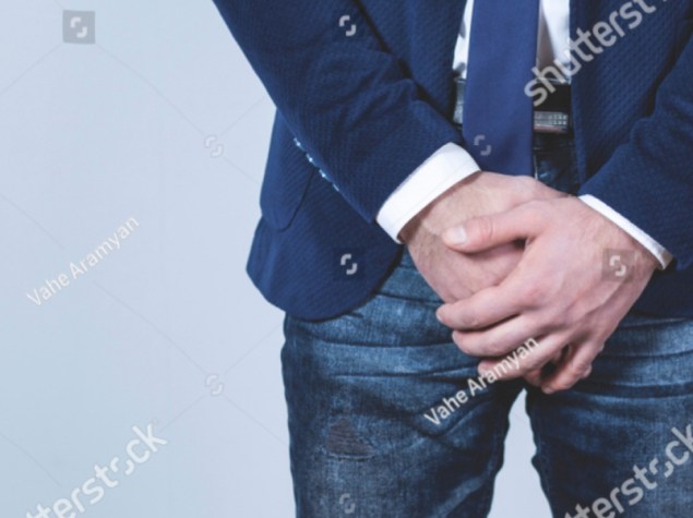 uomo mano no sex segno su sfondo grigio