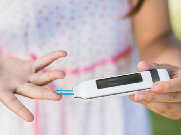 bambina si misura la glicemia