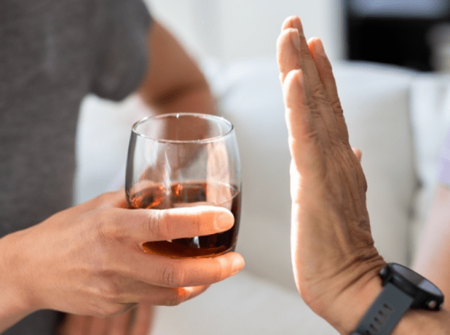 Persona rifiuta un drink da bere