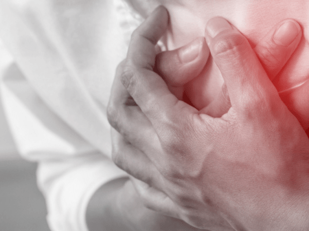 Uomo con dolore al petto