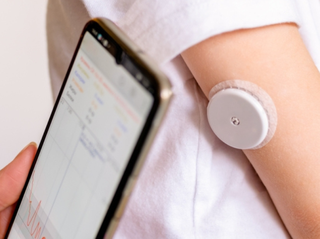 giovane con patch cutanea per la rilevazione del glucosio