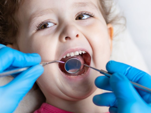 Bambino si sottopone a visita dentistica