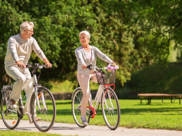 coppia di anziani in bicicletta