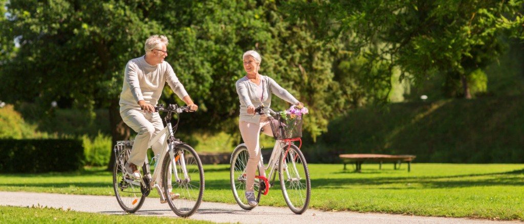 coppia di anziani in bicicletta