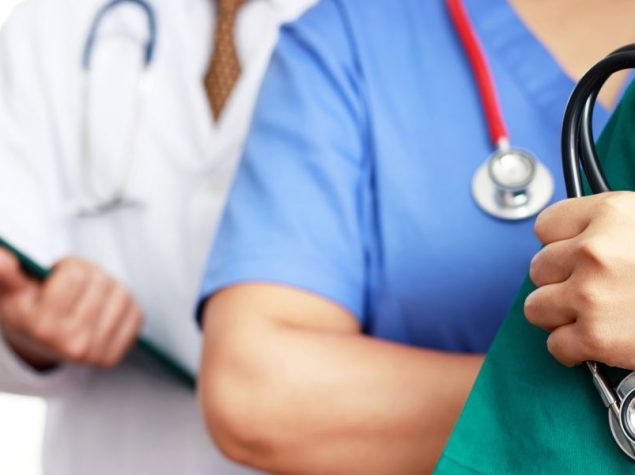 tre dottori con stetoscopio