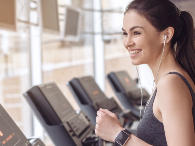 ragazza che si allena in palestra