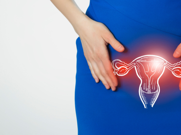 donna con vestito blu con le mani sulla pancia. All'altezza della pancia appare un modello digitale di utero