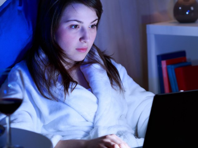 donna che lavora al pc di notte