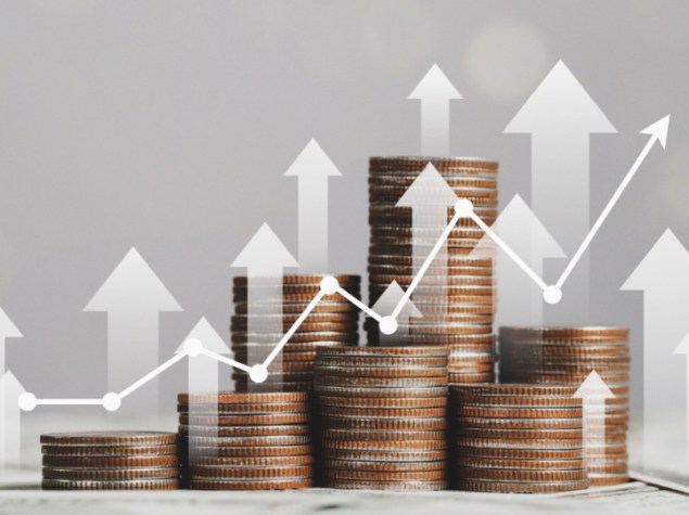 sette pile di monete una a fianco all'altra