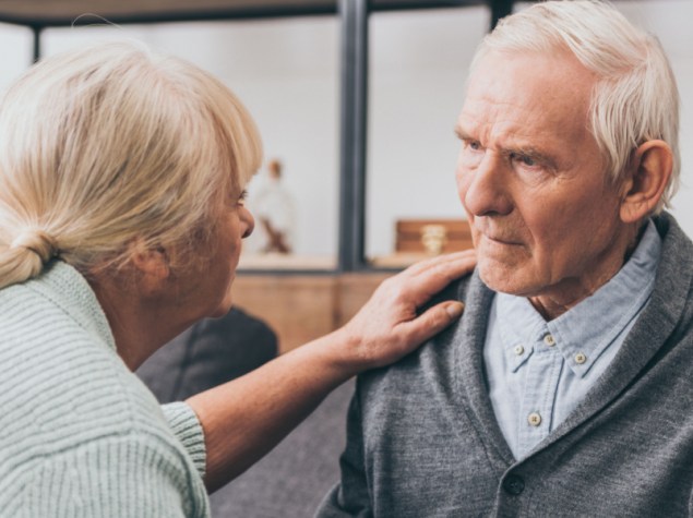 due anziani seduti che parlano