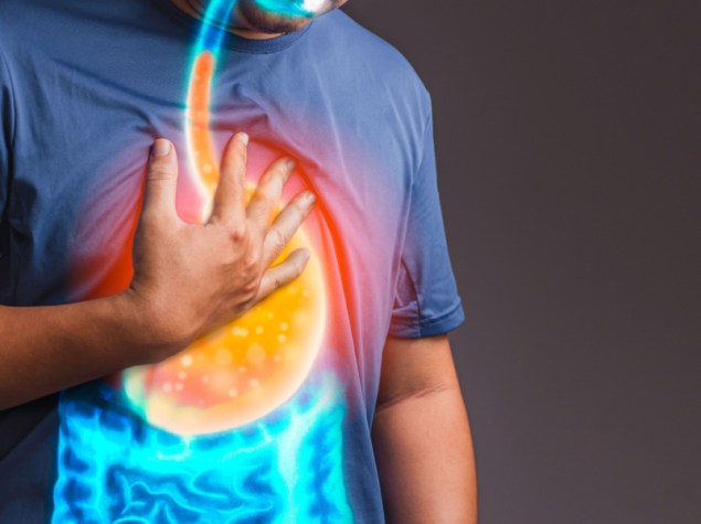 Uomo con bruciore da reflusso