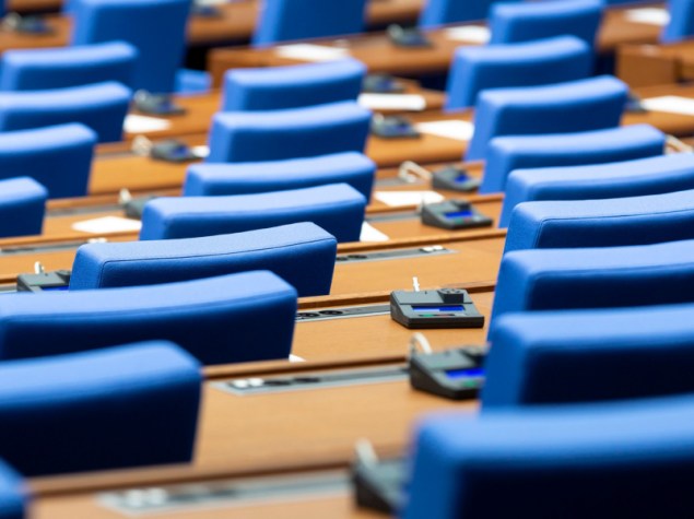 sedie blu del parlamento vuote e viste dall'alto