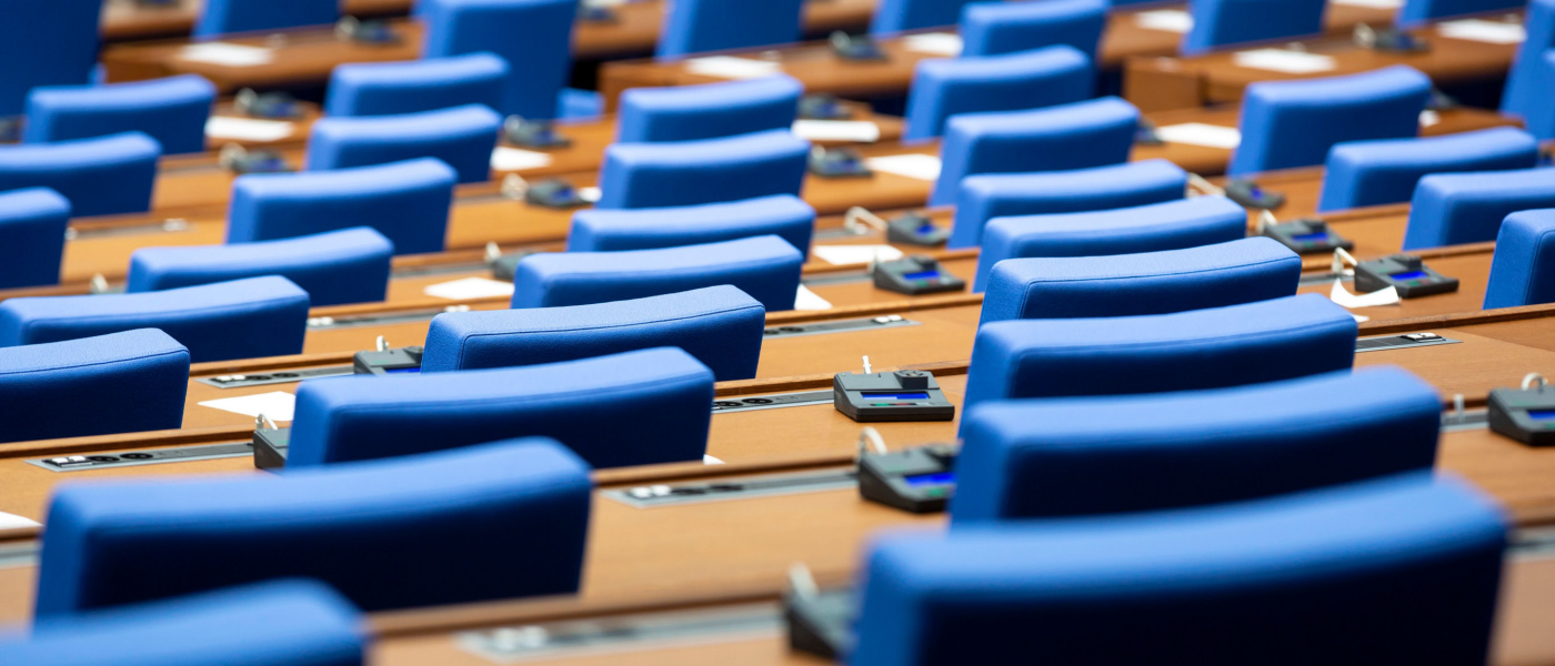 sedie blu del parlamento vuote e viste dall'alto