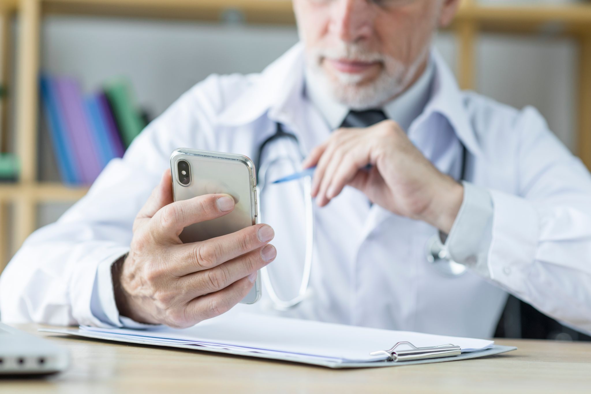 medico che utilizza smartphone in ufficio