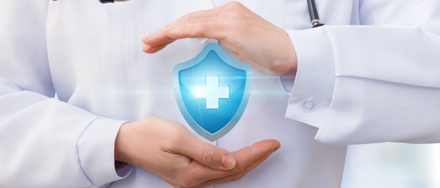 medico con tra le mani scudo digitale con croce medica