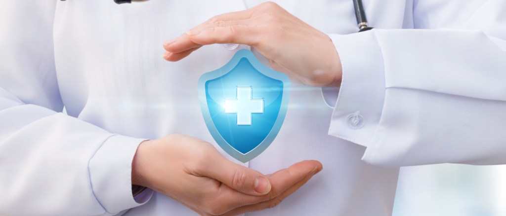 medico con tra le mani scudo digitale con croce medica