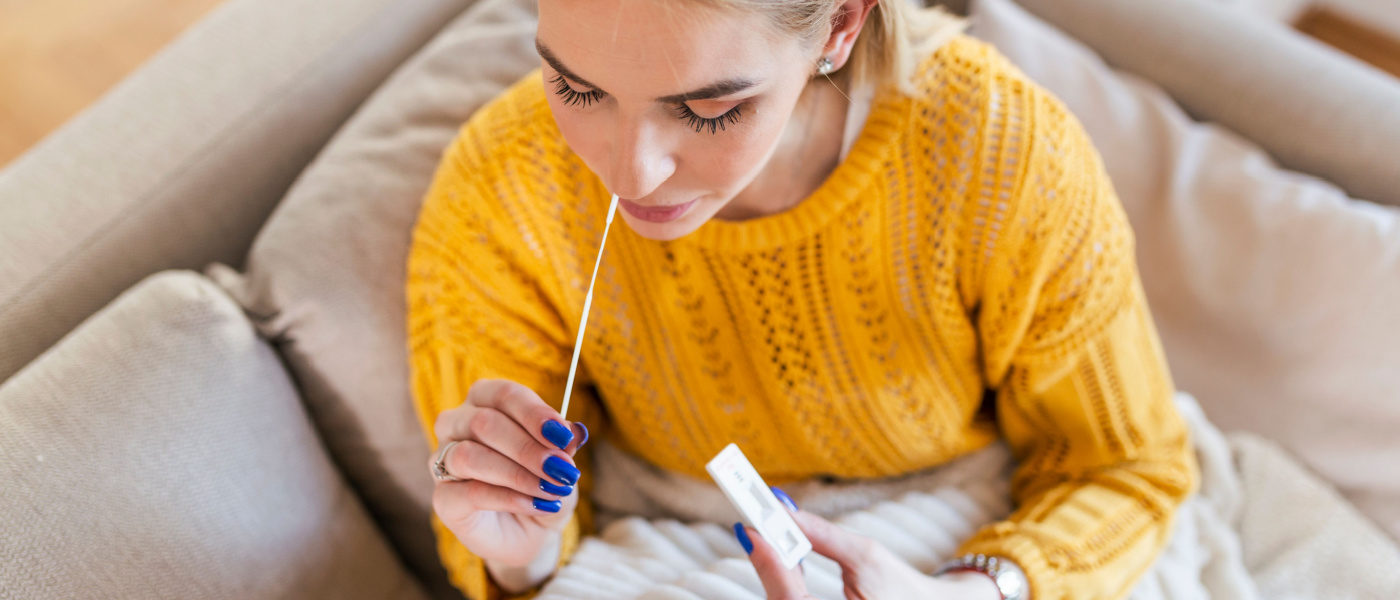 donna che effettua un tampone nasale fai da te a casa