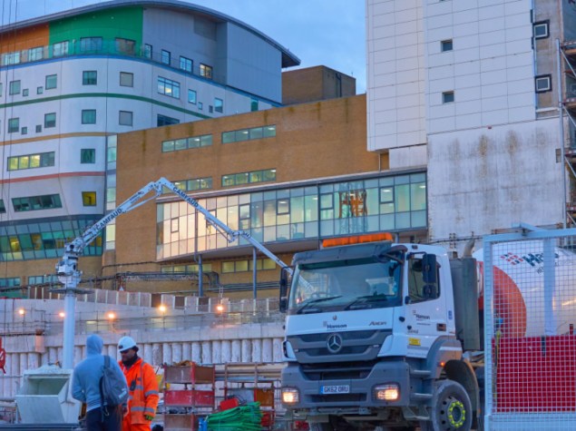 cantiere con costruzione in corso di un ospedale