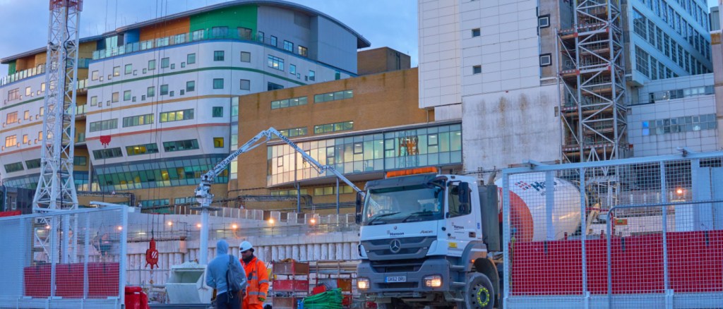 cantiere con costruzione in corso di un ospedale