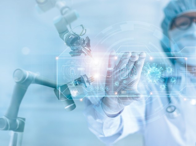 dottore che ispeziona un modello digitale di polmoni