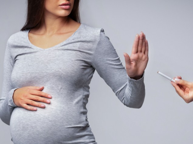 donna incinta che rifiuta sigaretta