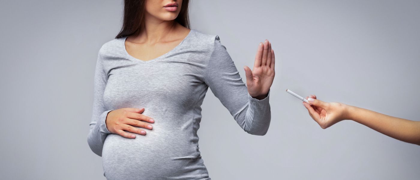 donna incinta che rifiuta sigaretta