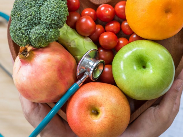 cesto di frutta con apparecchio medio all'interno.