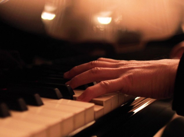 persona suona il piano forte