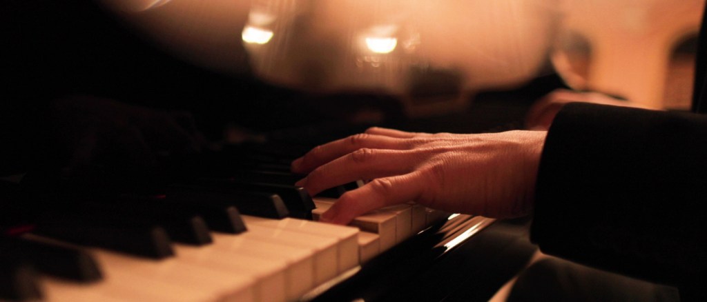 persona suona il piano forte