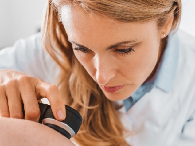 dottoressa controlla la pelle di un paziente