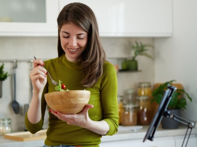 Donna mangia da una ciotola e sorride