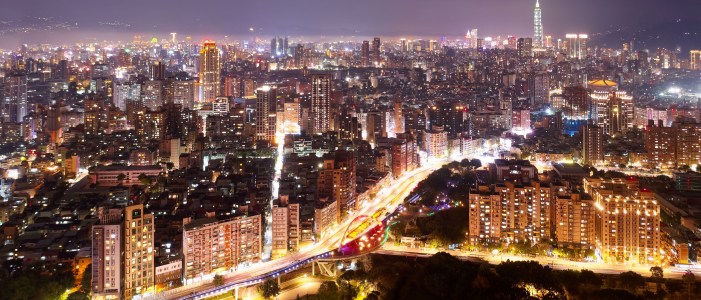 Foto di una città con molto inquinamento luminoso di notte
