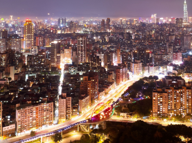 Foto di una città con molto inquinamento luminoso di notte