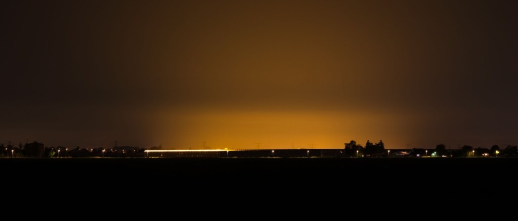 Foto di un paesaggio notturno con molto inquinamento luminoso