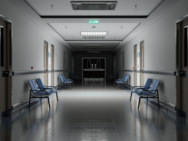 corridoio di un ospedale di notte con luci spente