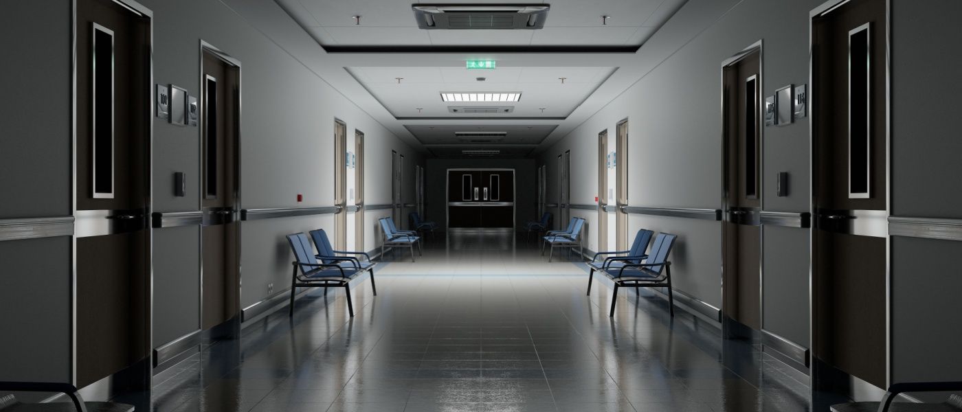 corridoio di un ospedale di notte con luci spente