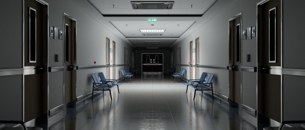 corridoio di un ospedale di notte con luci spente
