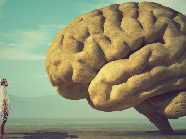 immagine surreale di un uomo con di fronte un cervello grande 2 volte lui