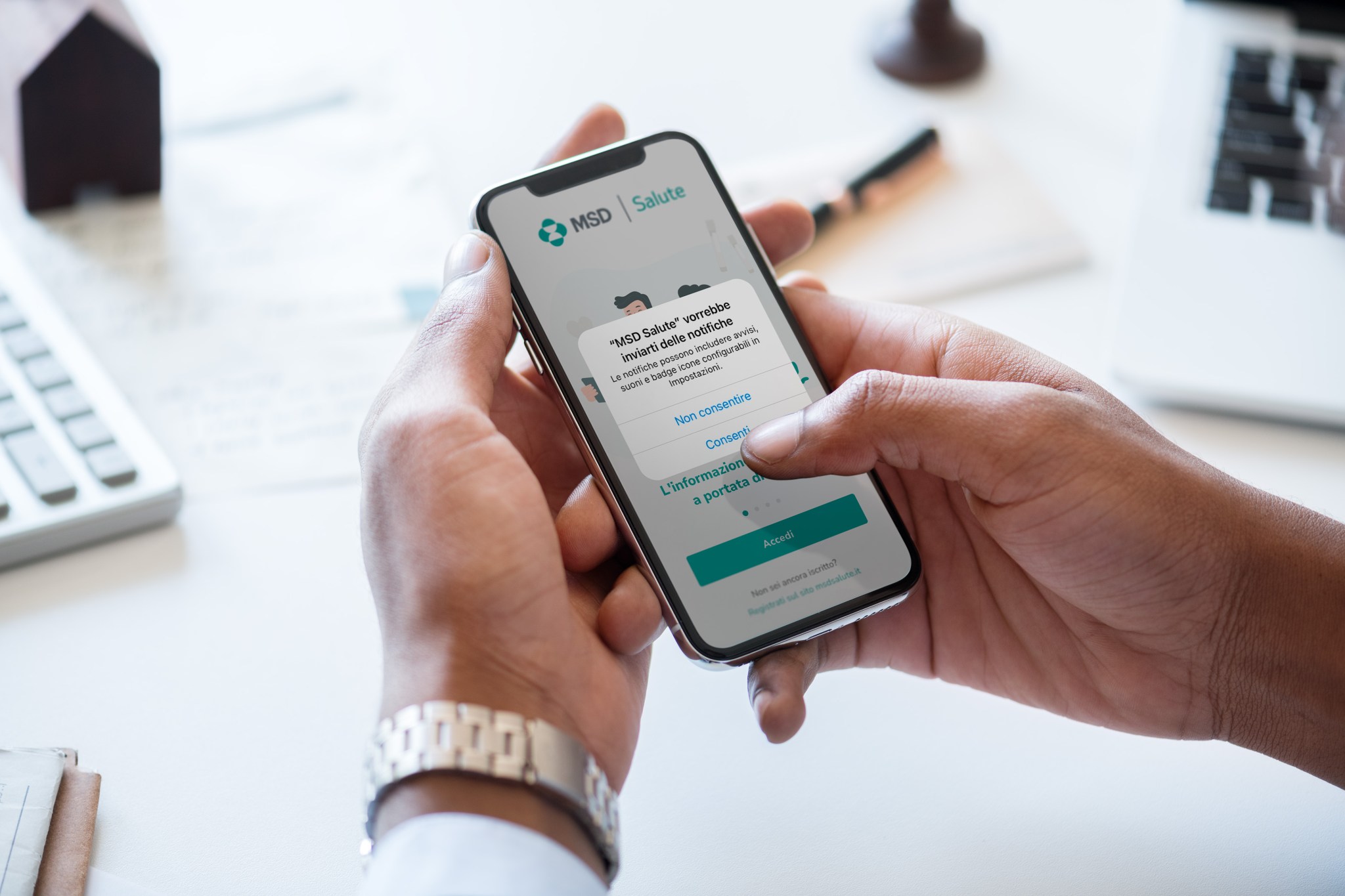 Medico con smartphone in mano