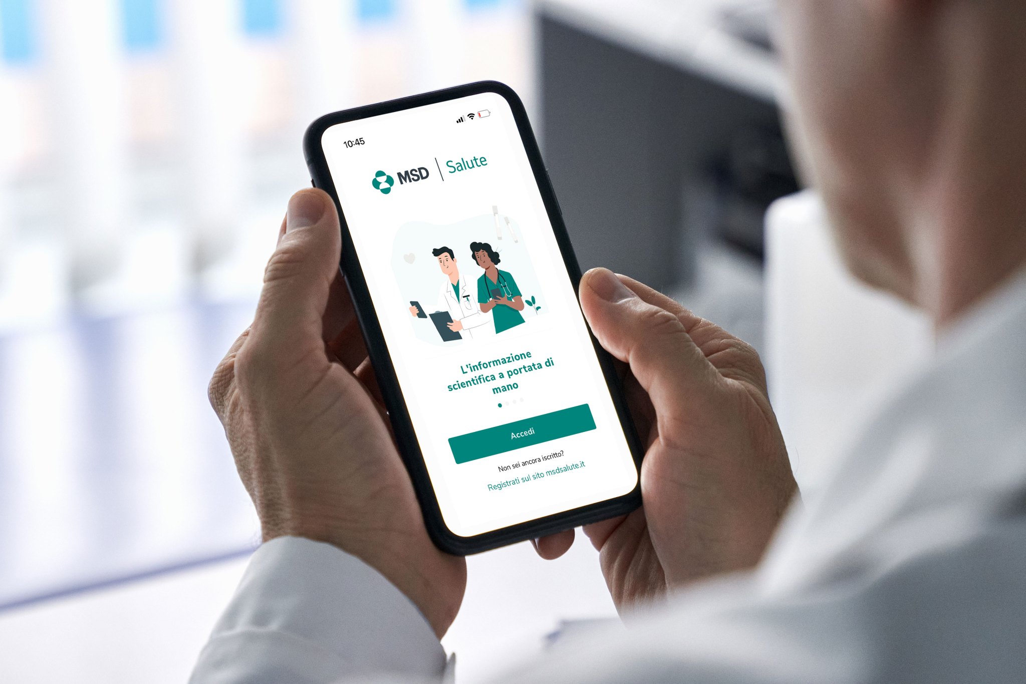 Medico con smartphone in mano