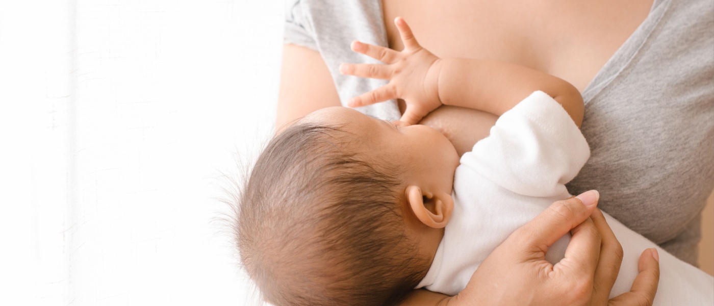 madre allatta al seno neonato