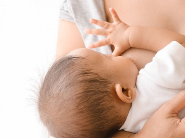 madre allatta al seno neonato