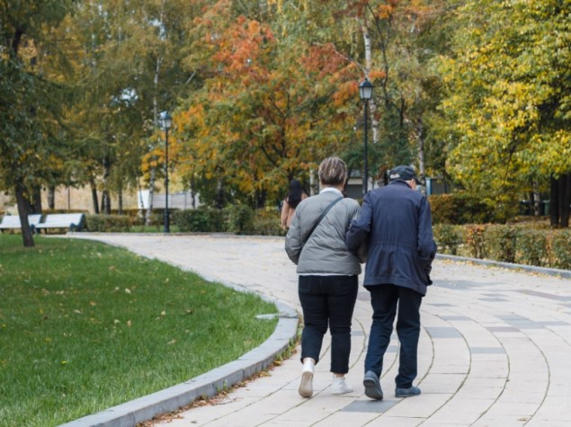 due anziani camminano in un parco